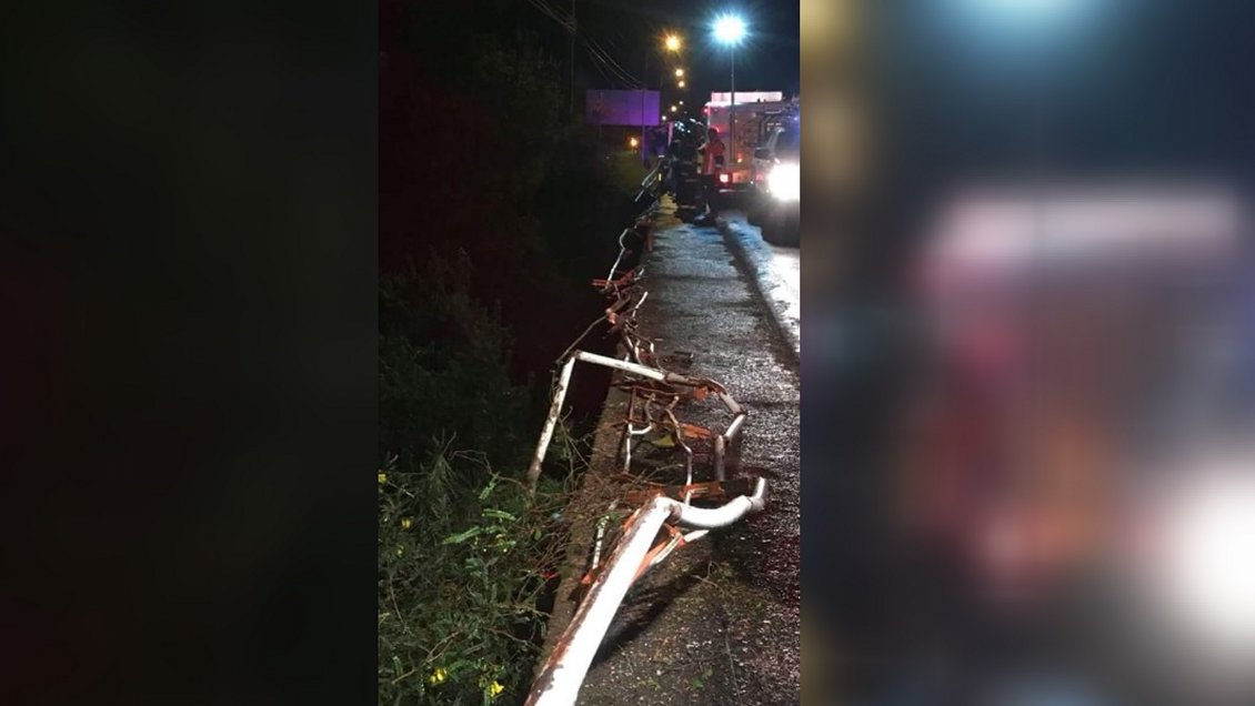 Camioneta cayó desde un puente en Villarrica: Un herido grave