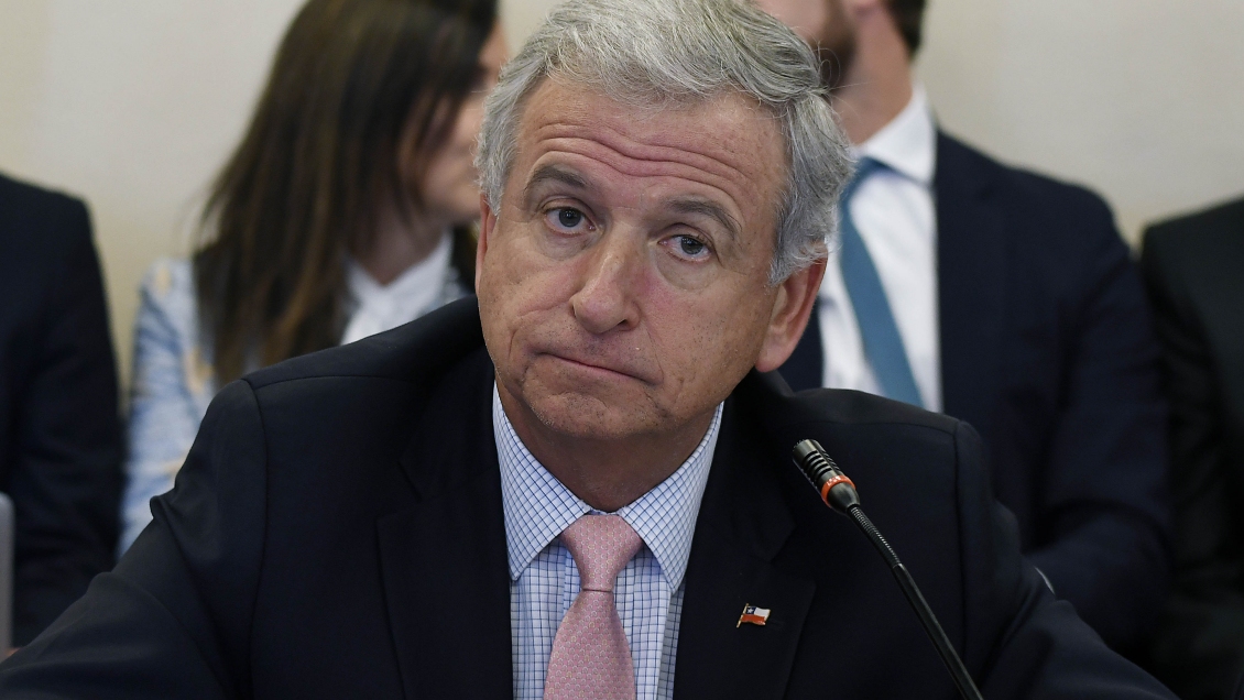 Parlamentarios pedirán comisión investigadora por préstamo de Corfo al ministro Larraín