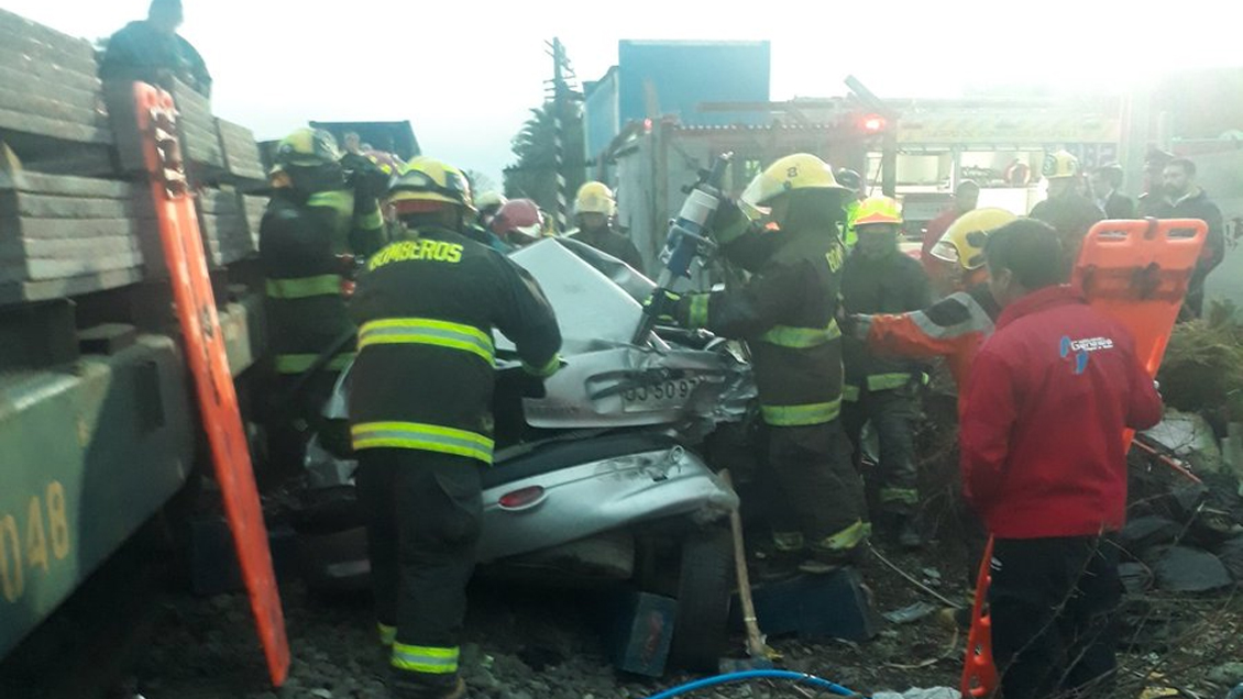 Choque entre un tren de carga y un automóvil dejó dos lesionados en Melipilla
