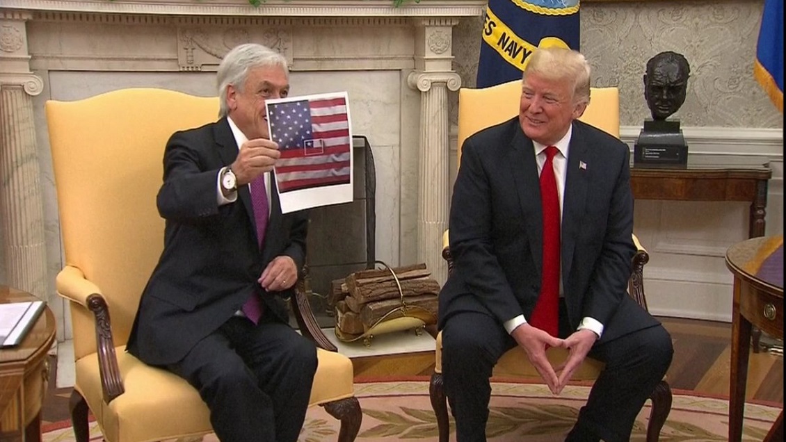 El curioso momento que protagonizÃ³ PiÃ±era con Trump al regalarle una bandera impresa