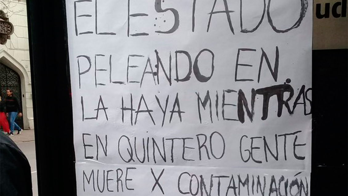 Manifestantes protestan en Ministerio de Medio Ambiente por contaminación en Quintero