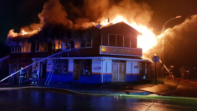 Quellón: Incendio causó daños a tres inmuebles y dejó dos heridos