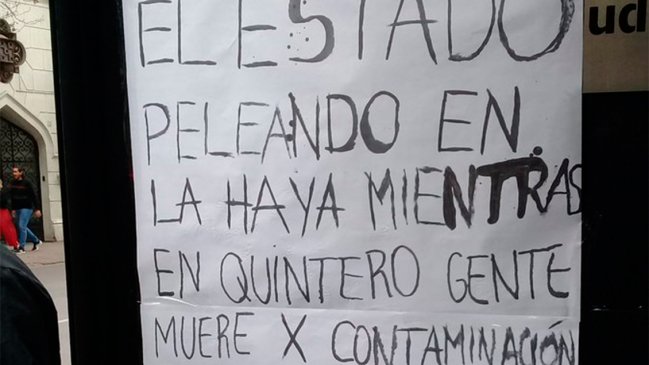 Manifestantes protestan en Ministerio de Medio Ambiente por contaminación en Quintero