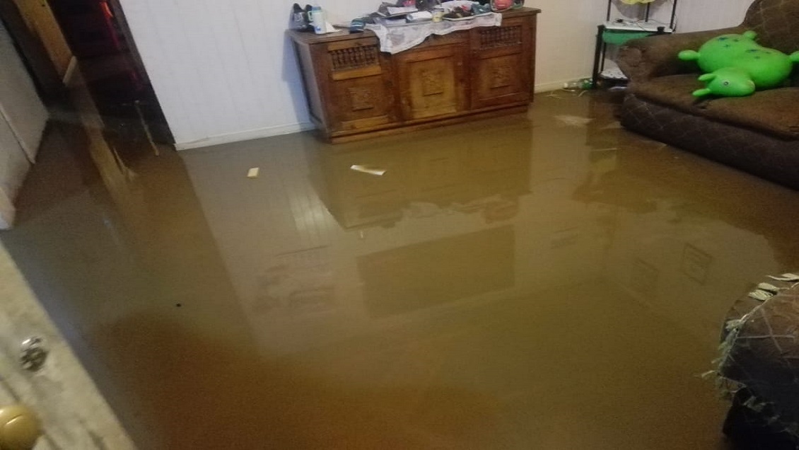 Lota: Seis viviendas inundadas por rebalse de estero a consecuencia de la lluvia y la basura