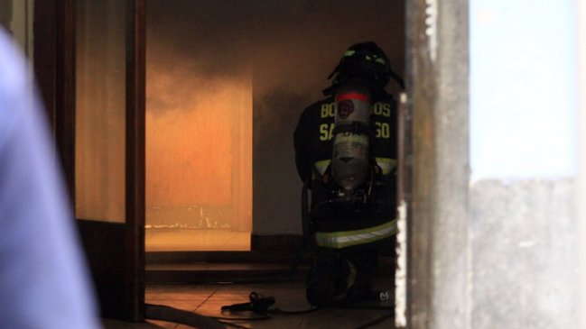 Un adulto mayor quedó en riesgo vital tras incendio en su vivienda en Maipú