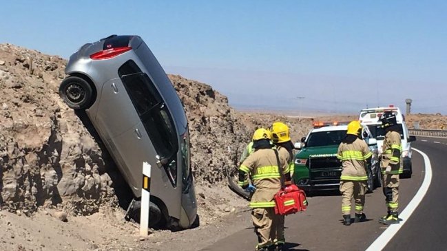 Tarapacá: Conductor volcó su vehículo en la ruta que une Iquique con Pozo Almonte
