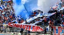La UC recibió el apoyo de sus hinchas antes del clásico ante Colo Colo con el tradicional "banderazo"