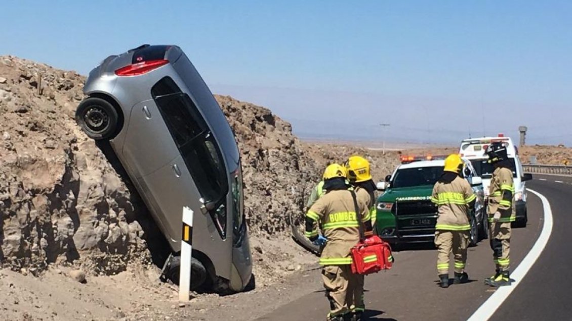 Tarapacá: Conductor volcó su vehículo en la ruta que une Iquique con Pozo Almonte