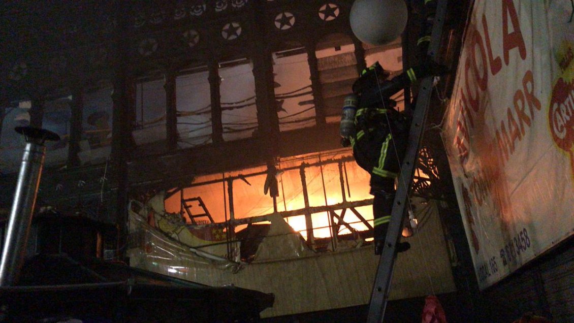 Incendio consumió tres locales comerciales del Mercado Central