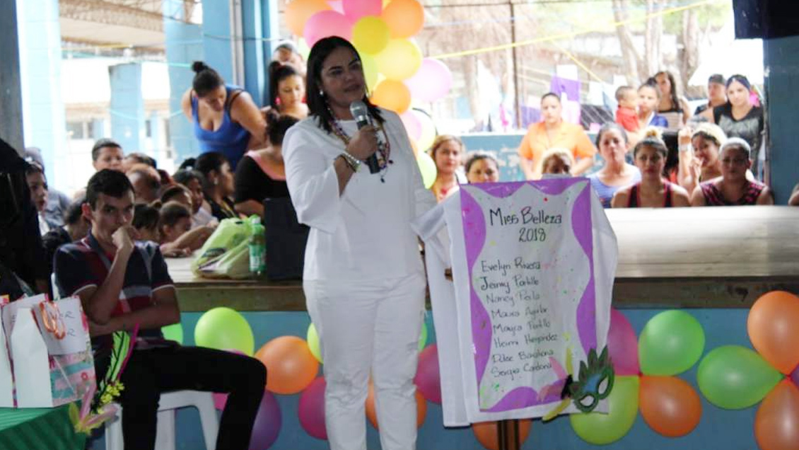 Ex primera dama hondureña presa promovió un concurso de belleza en la cárcel