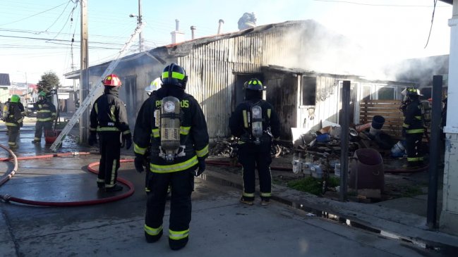 Incendio destruyó vivienda en sector norte de Punta Arenas