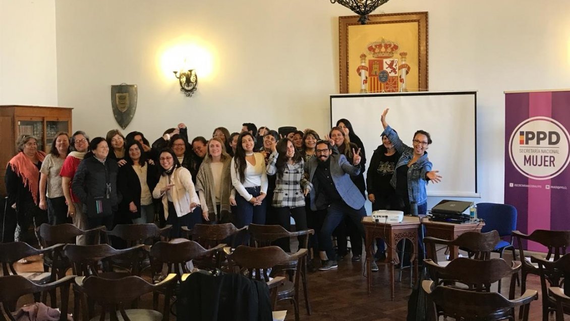 Iquique: Realizan seminario para fortalecer a la mujer en política