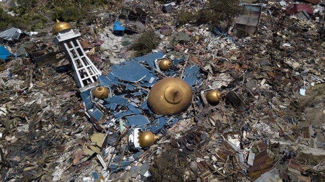 Indonesia abrió fosas comunes para las víctimas del terremoto y tsunami
