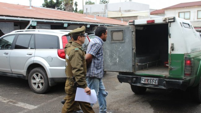 Detienen a sujeto que entró a robar con un hacha a un servicentro