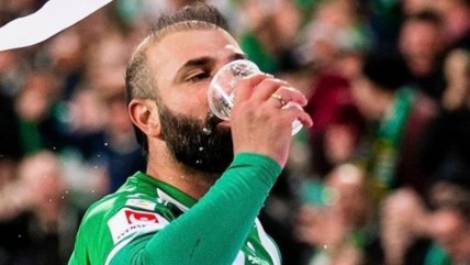 La jornada perfecta: Marcó un golazo, le tiraron un vaso de cerveza y se lo tomó