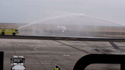   Estreno de JetSMART en Arica incluyó vistoso bautizo acuático 