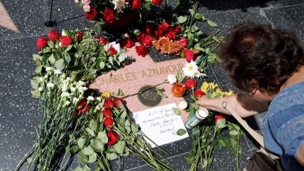 Homenajes en la estrella de Charles Aznavour en el Paseo de la Fama