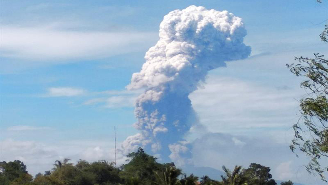 Indonesia: Volcán entró en erupción en isla de Célebes, azotada días atrás por terremoto y tsunami