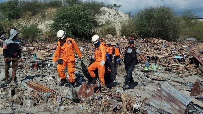 A 1.407 suben los muertos en Indonesia por el terremoto y el tsunami