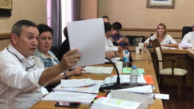 Expulsan a concejal por frases sobre excitación con uniformes de colegiala y monjas