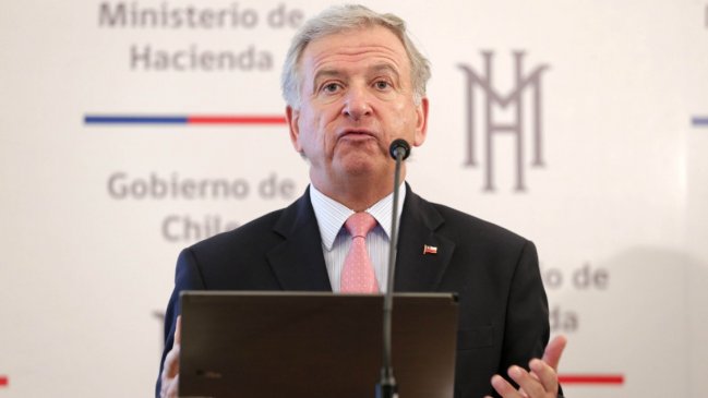 Ministro Larraín adelantó posible baja en precios de combustibles