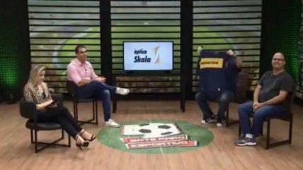 Periodista brasileño pisoteó la camiseta de Boca Juniors en la antesala al duelo ante Cruzeiro