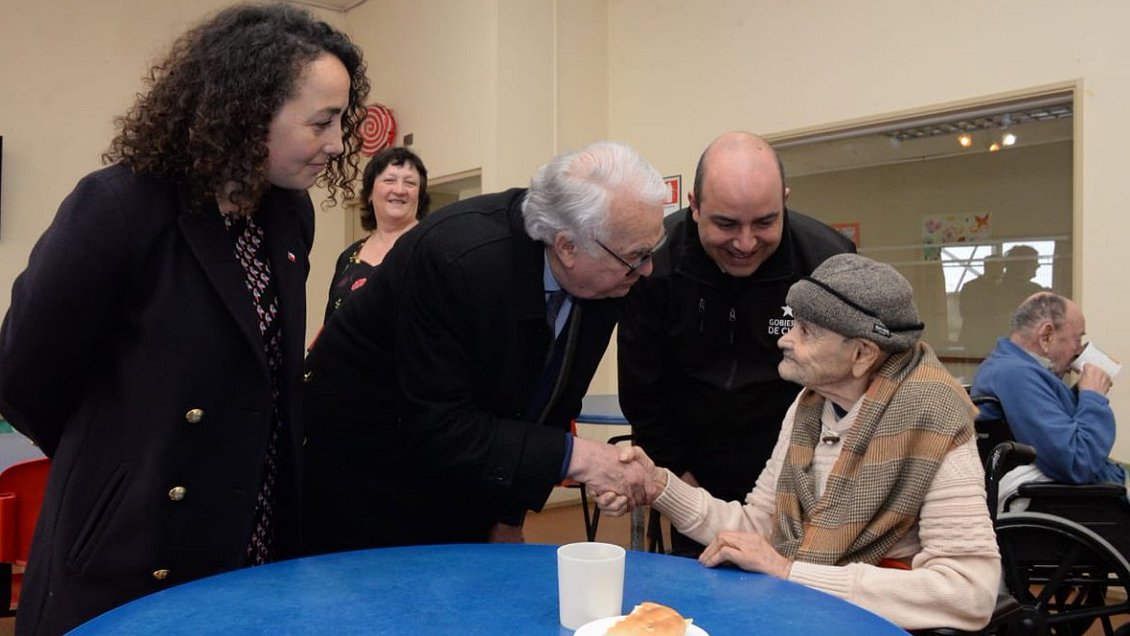 Puerto Montt: Autoridades saludaron a señor que cumplió 100 años