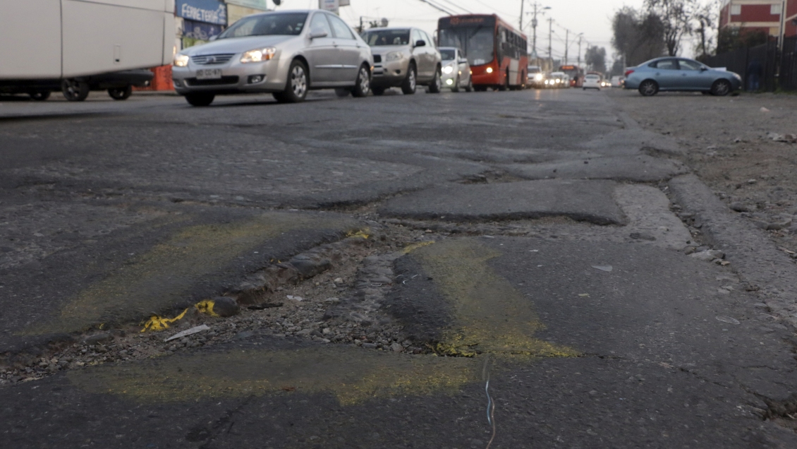 Alcalde de La Granja celebró que puedan tapar hoyos sin aprobación del Serviu: 