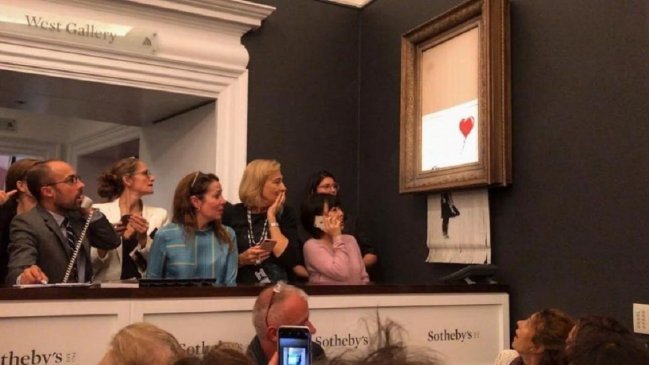 Obra de Banksy se destroza automáticamente tras ser subastada