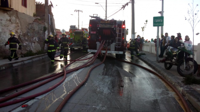 Valparaíso: Incendio en Cerro Monjas dejó ocho damnificados