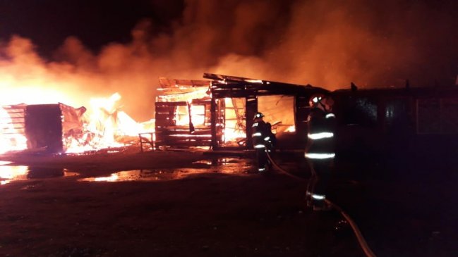 Carabineros investiga posible ataque incendiario a una cabaña en Cañete