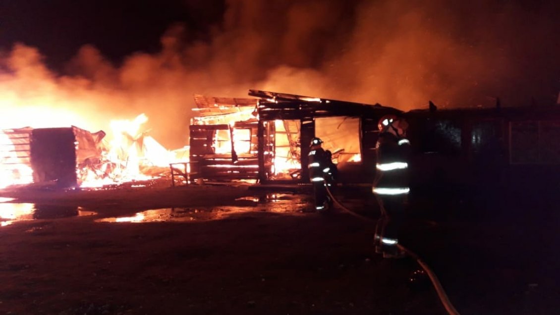 Carabineros investiga posible ataque incendiario a una cabaña en Cañete