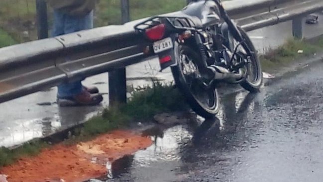 Puerto Montt: Motociclista está grave al chocar con barrera de contención en sector La Vara