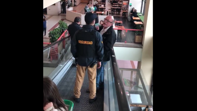 Acusan a guardia de supermercado de amenazar y patear a un adulto mayor