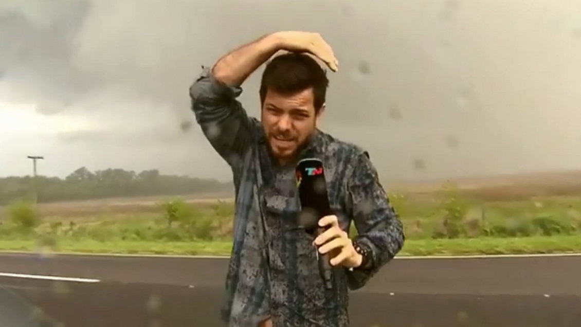 Meteorólogo captó tormenta en vivo y su camarógrafo terminó con la cabeza partida