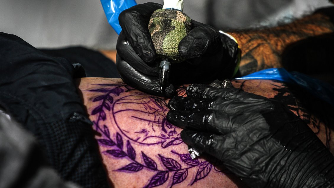 Gobierno quiere restringir tatuajes y piercings en menores y embarazadas
