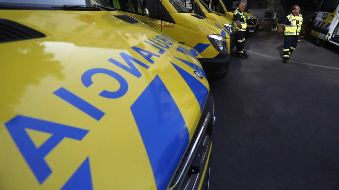 Dos trabajadores heridos tras caída de muro durante demolición en centro de Santiago