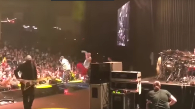 Músico intentó golpear a Fred Durst de Limp Bizkit con una patada voladora