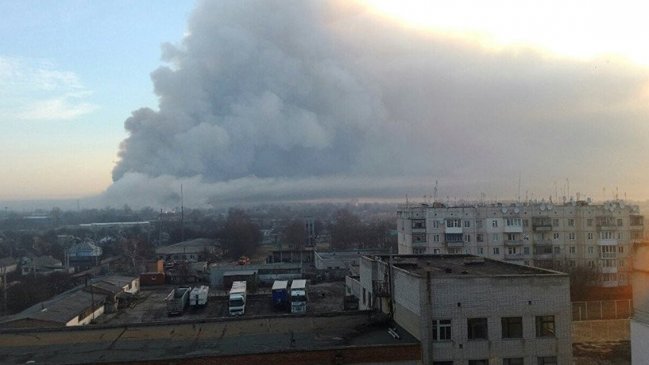 Explosiones en depósito militar obligan a evacuar a miles de personas en Ucrania