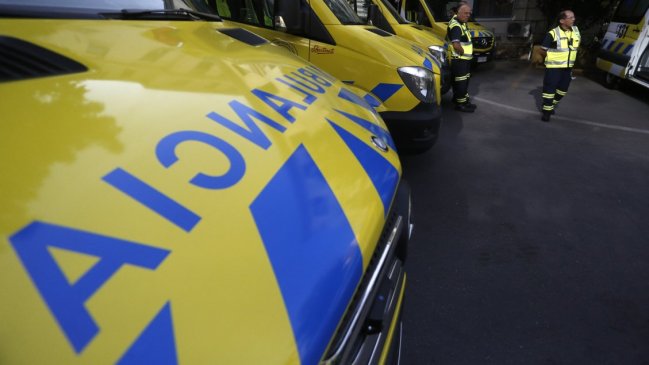 Dos trabajadores heridos tras caída de muro durante demolición en centro de Santiago