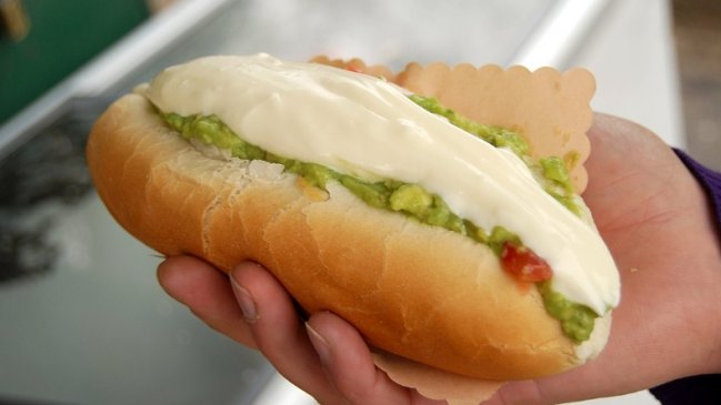 Joven se estaba comiendo un completo en la calle y fue citado al tribunal