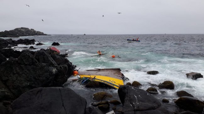 Embarcación pesquera encalló frente al faro de Caldera