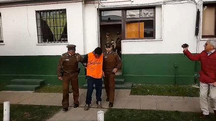   Carabineros trasladan a tribunales a femicida que degolló a su cónyuge en Curicó 