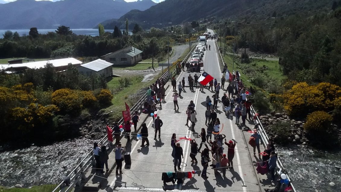 Profesores de Hualaihué se tomaron la Carretera Austral exigiendo un incremento en sus remuneraciones