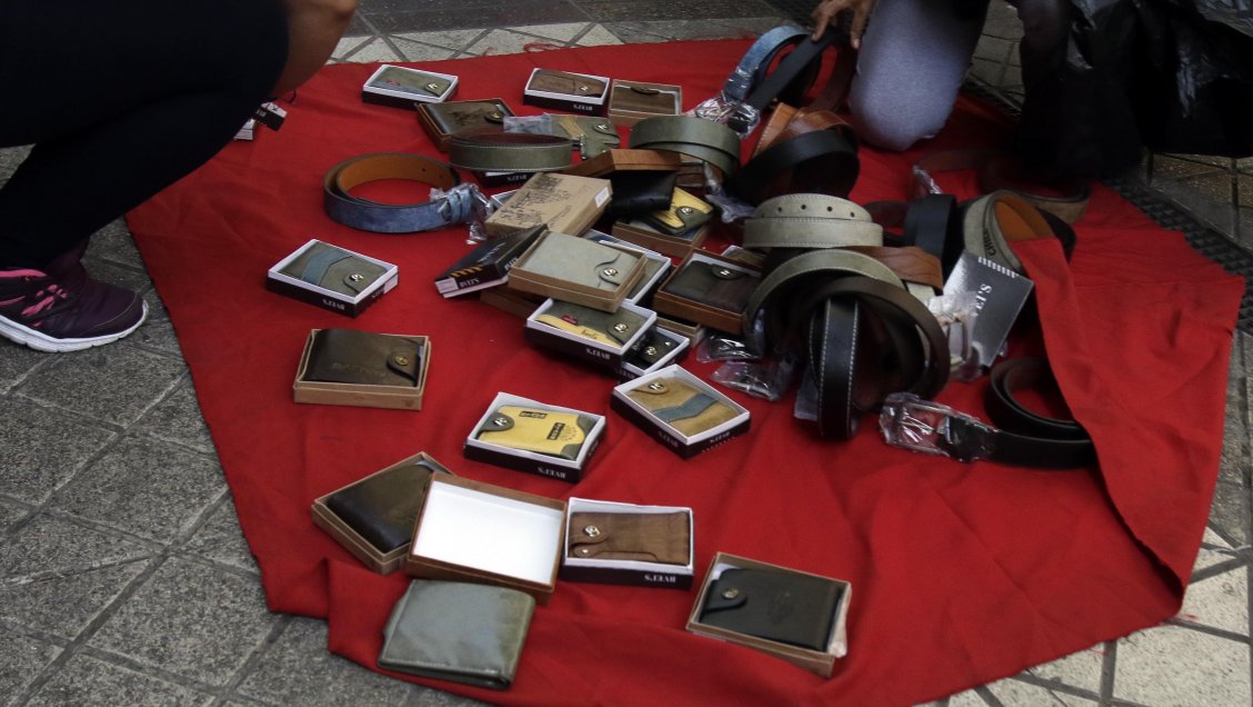 Ya se han cursado más de 200 multas a compradores del comercio ambulante en Santiago