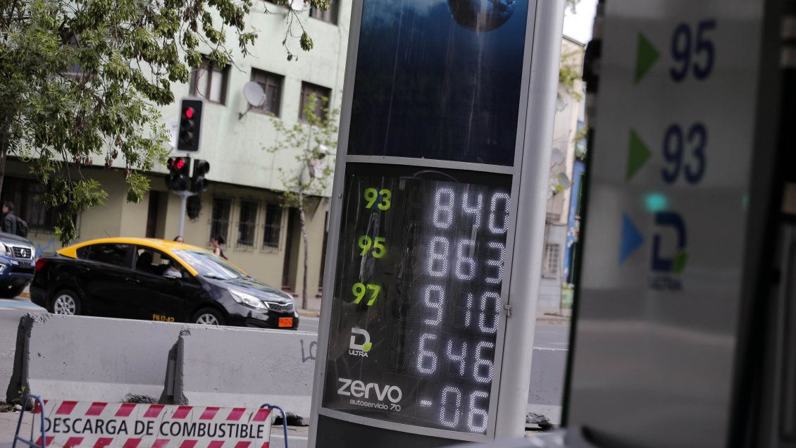 Aumento en las bencinas podría afectar precios de otros productos 