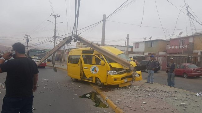 Furgón escolar chocó con poste y causó corte de luz en Alto Hospicio