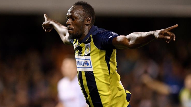 Un rayo goleador: Usain Bolt marcó un doblete en amistoso del Central Coast