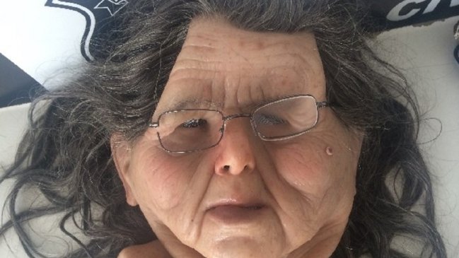 Se disfrazó de la anciana que cuidaba, le quitó el carnet, fue al banco y robó su dinero