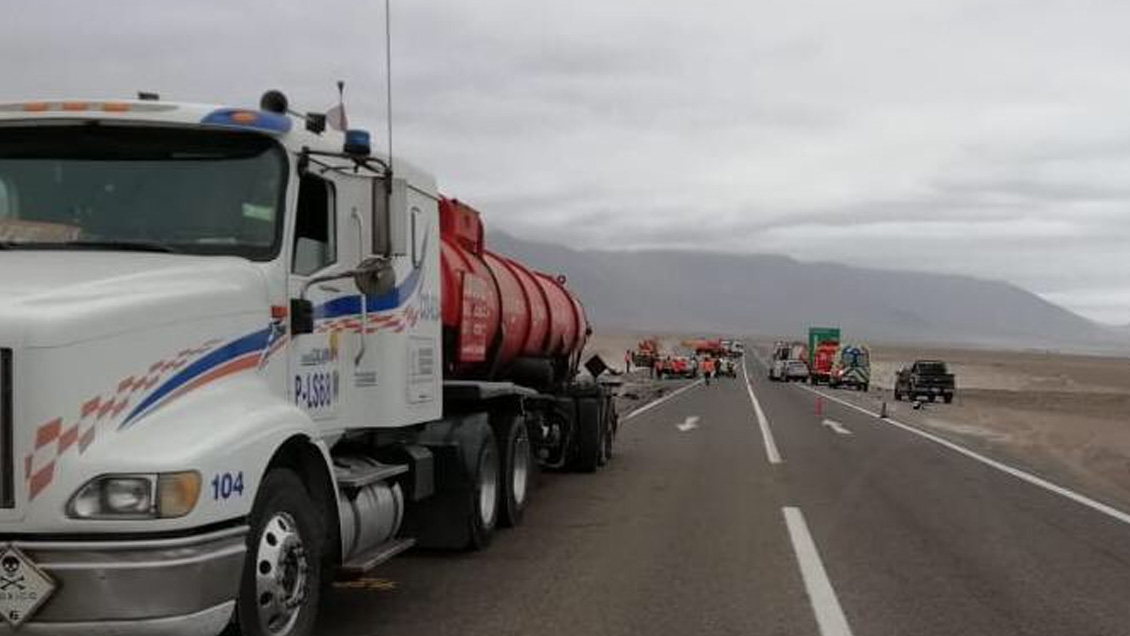 Mejillones: Un muerto tras choque frontal entre un camión y un vehículo menor